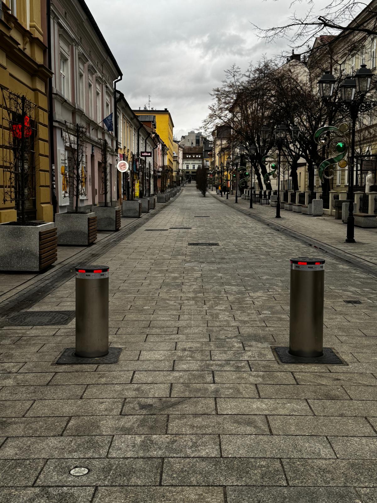 Słupki parkingowe INOX — deptak miejski