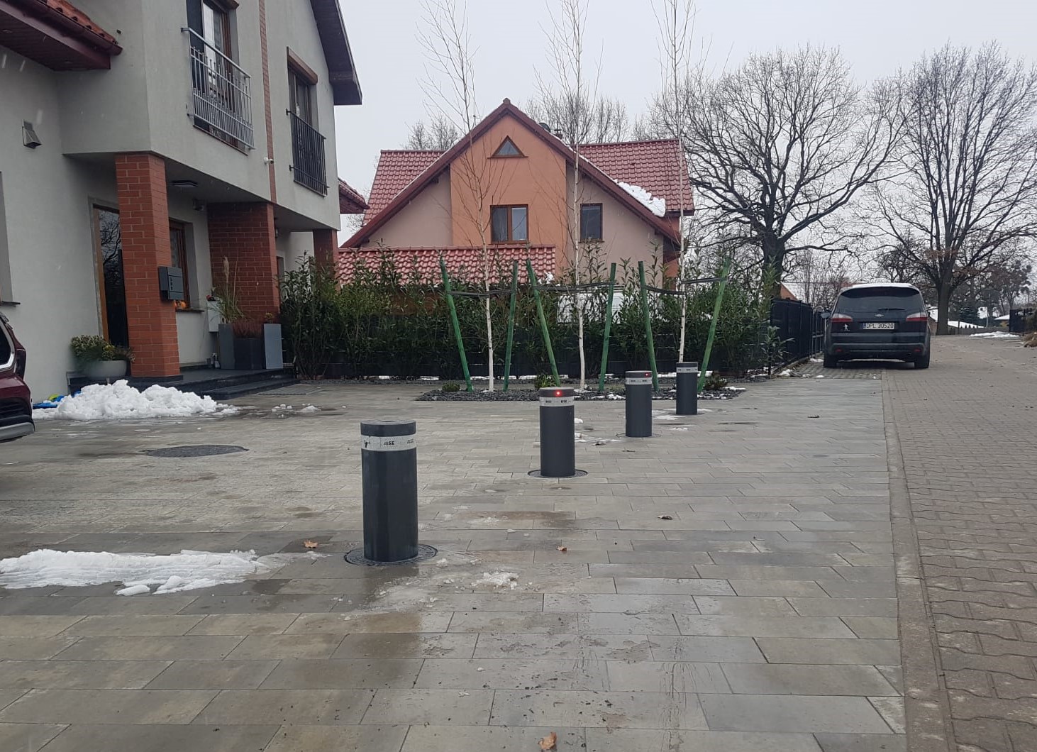 Słupki parkingowe automatyczne — posesja prywatna