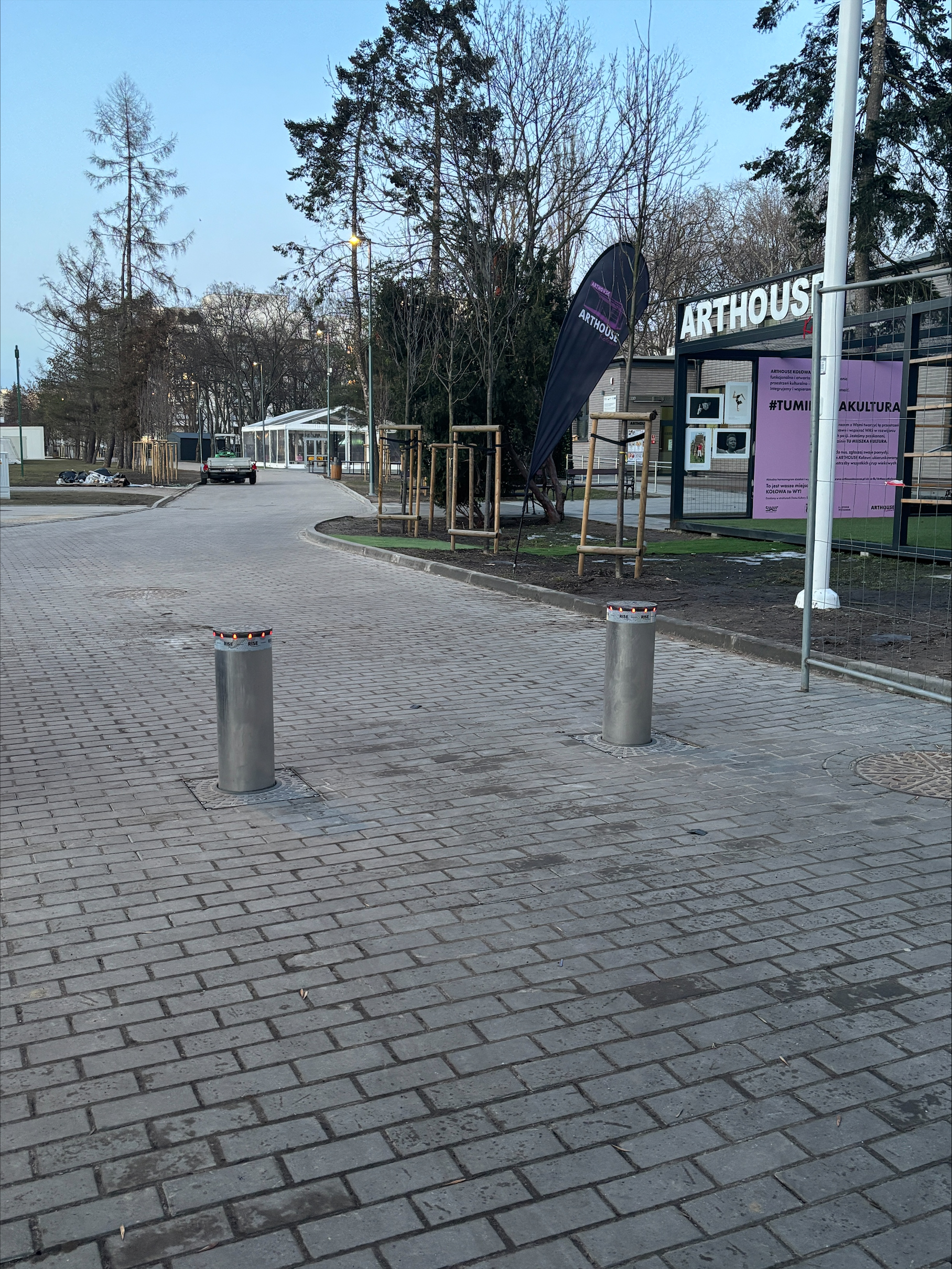 Słupki parkingowe hydrauliczne — obiekt publiczny